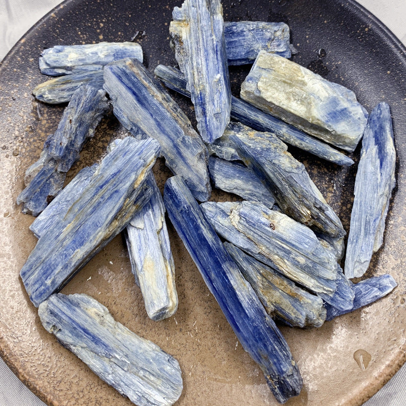 rough kyanite gravel